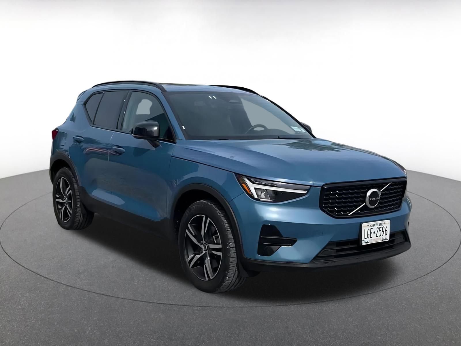 Used 2024 Volvo XC40 B5 Core image 3