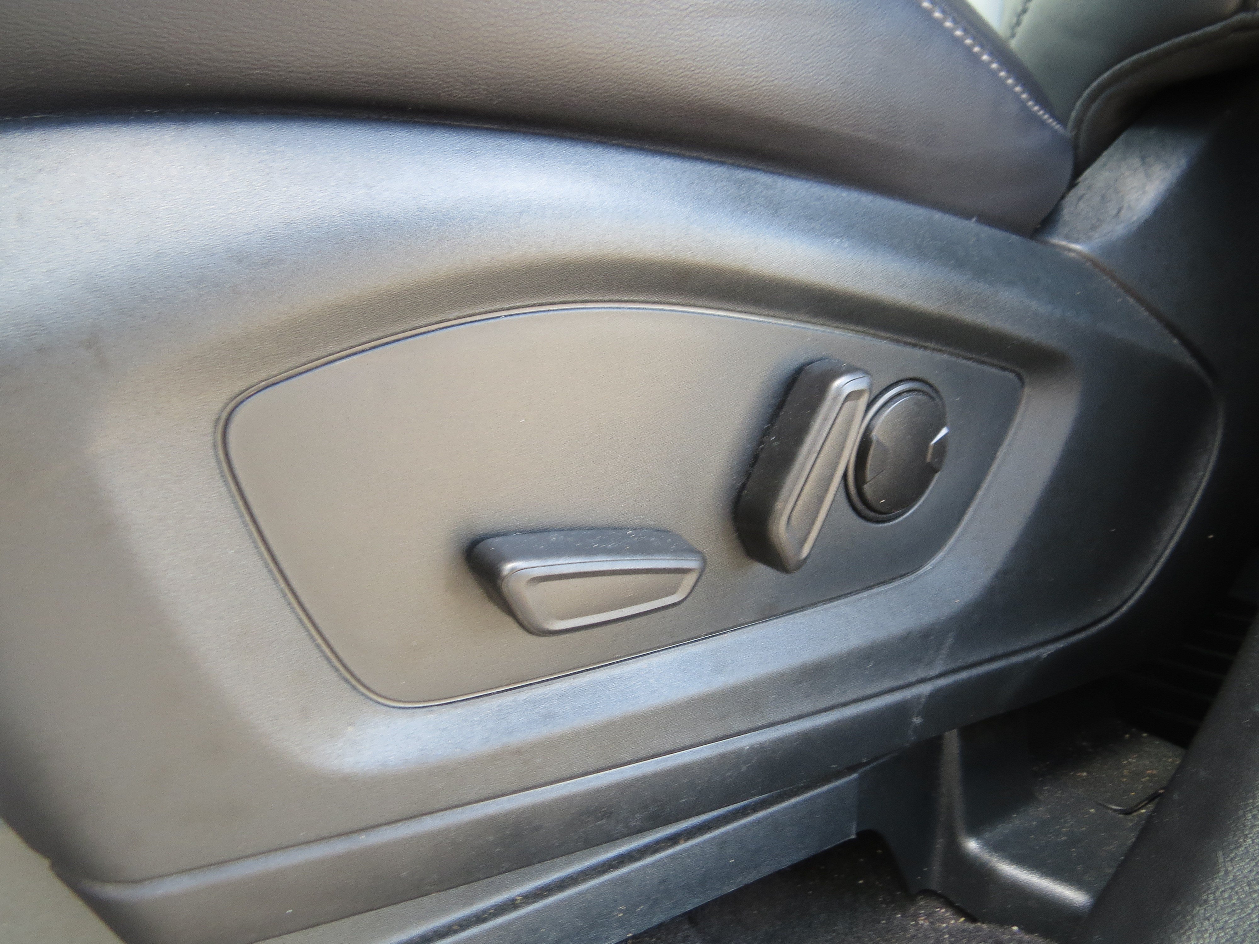 Used 2024 Ford Explorer XLT w/ Equipment Group 202A RWD image 16
