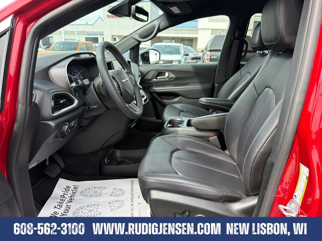 Used 2025 Chrysler Pacifica Select FWD image 9