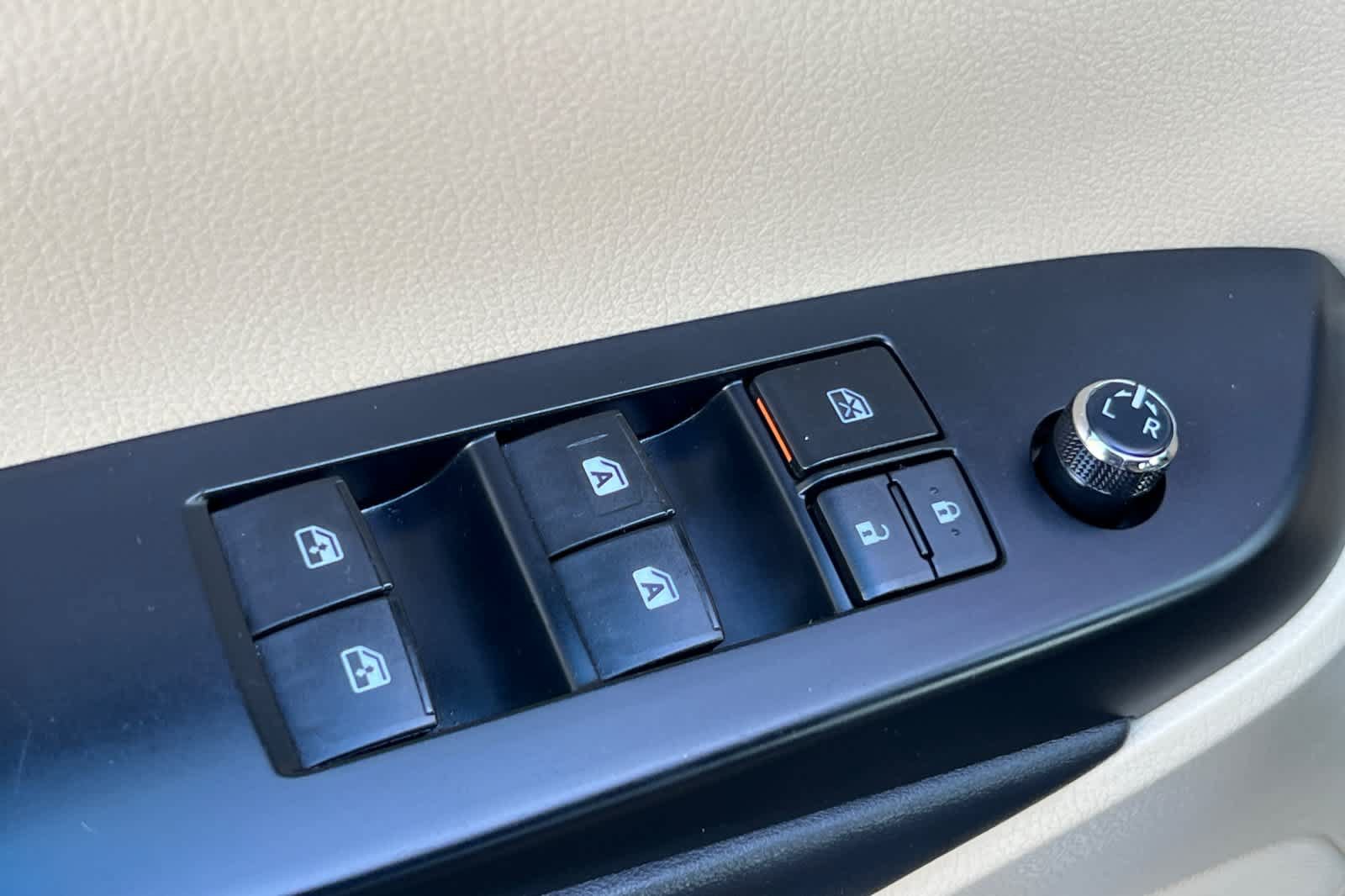 Used 2014 Toyota Highlander XLE FWD image 13
