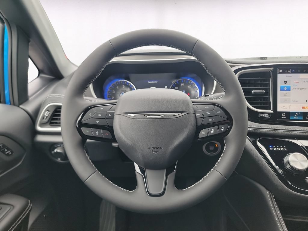 New 2027 Chrysler Pacifica Limited FWD image 12