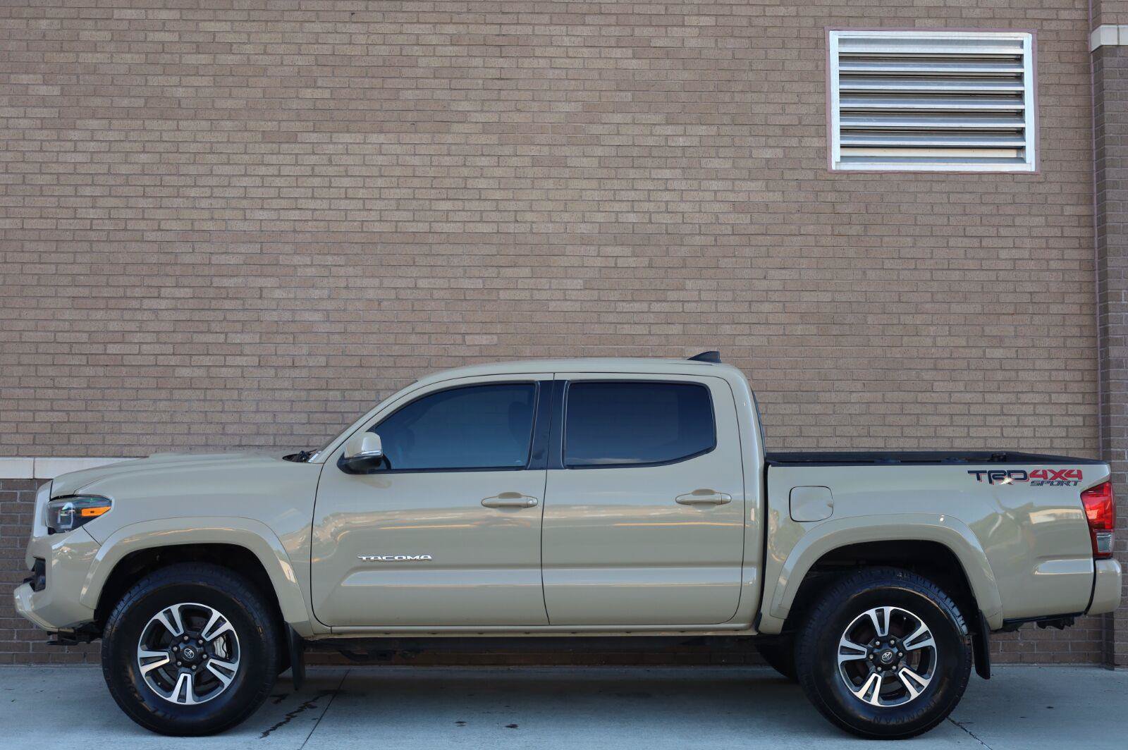 Used 2017 Toyota Tacoma TRD Sport w/ Tow Package (A/T) AWD/4WD image 3