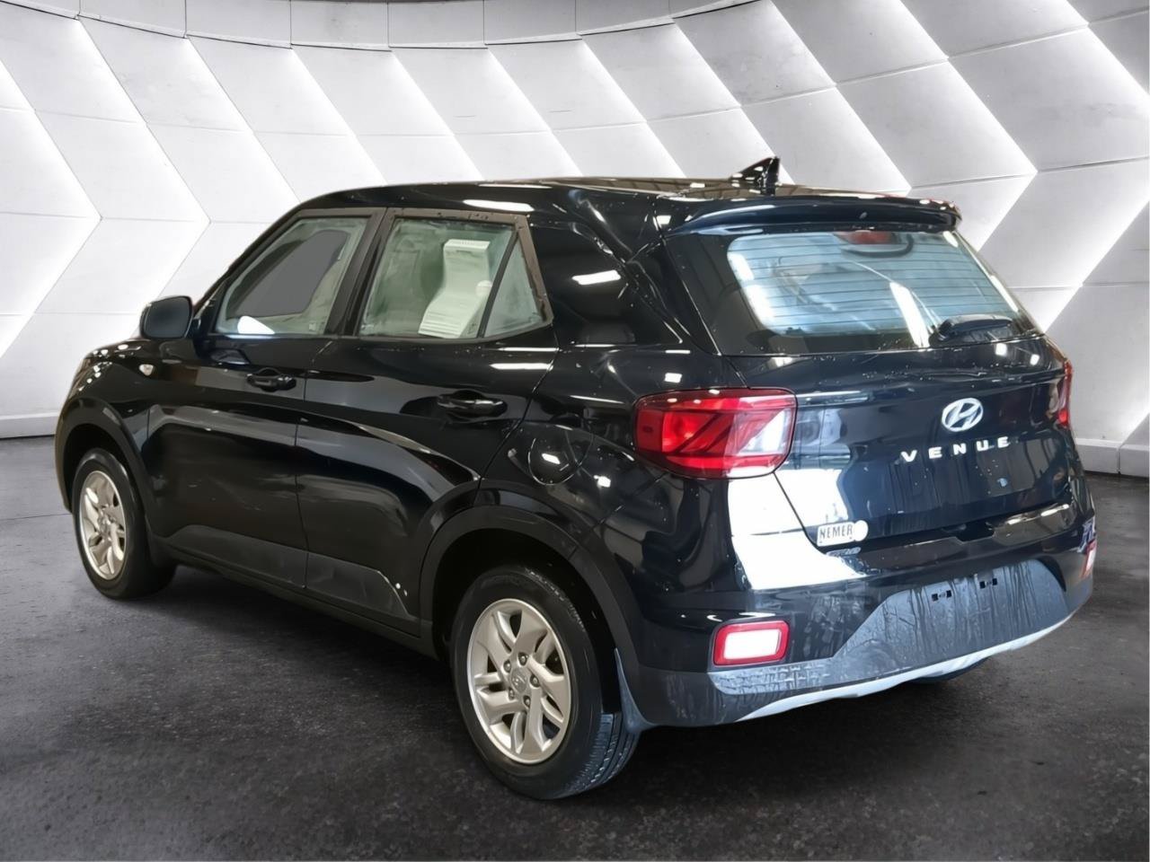 Used 2021 Hyundai Venue SE FWD image 7