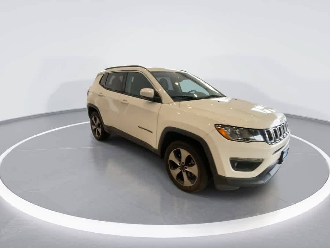 Used 2018 Jeep Compass Latitude w/ Popular Equipment Group AWD/4WD image 2