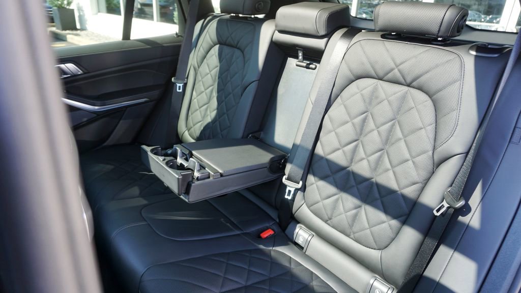 New 2026 BMW X5 xDrive50e image 11