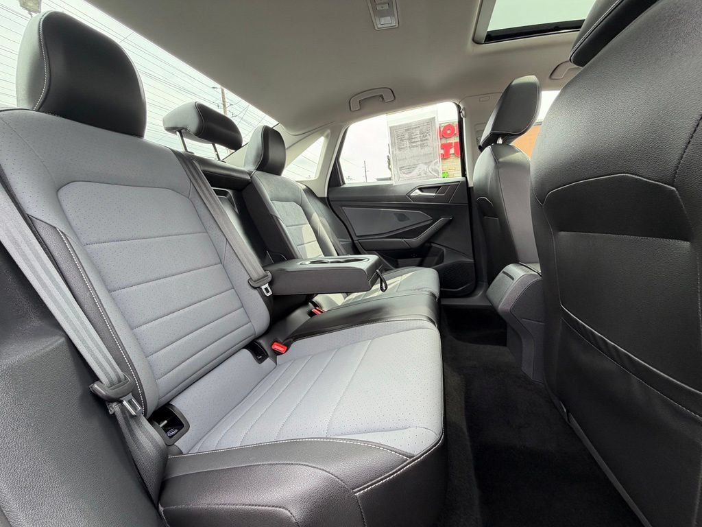 Used 2025 Volkswagen Jetta SE FWD image 25
