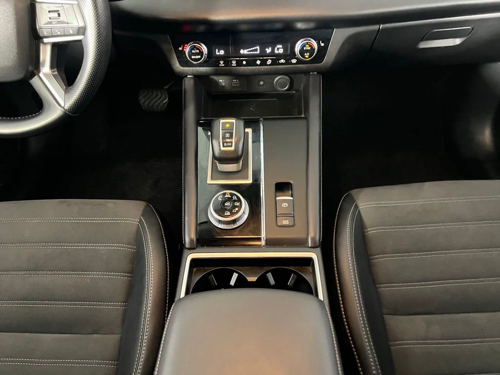 Used 2024 Mitsubishi Outlander SE image 17