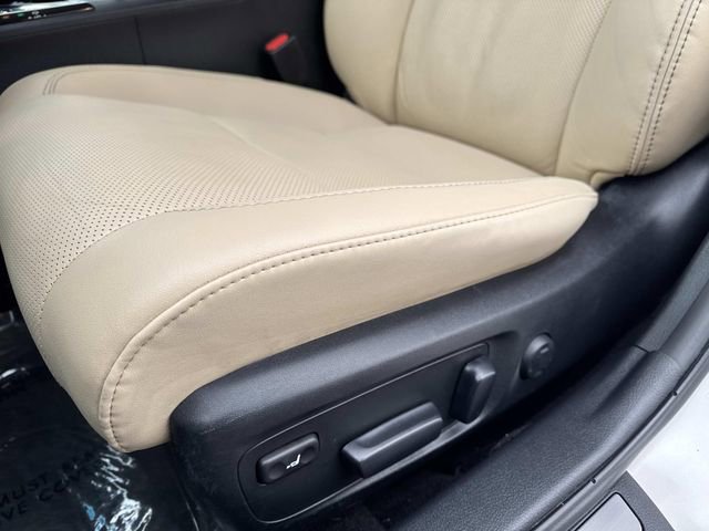 Used 2016 Toyota Avalon Limited w/ Toyota Safety Sense Package image 20