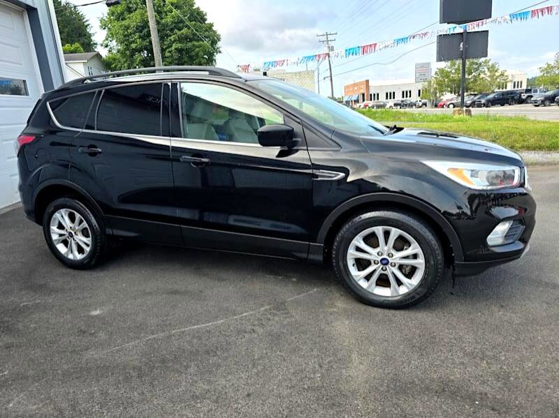 Used 2018 Ford Escape SE w/ Ford Safe & Smart Package image 3