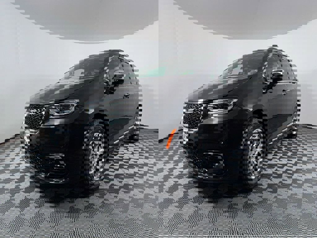 Used 2023 Chrysler Pacifica Limited image 15