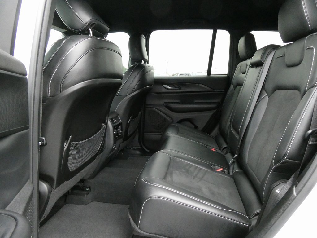 Used 2024 Jeep Grand Cherokee Altitude image 17