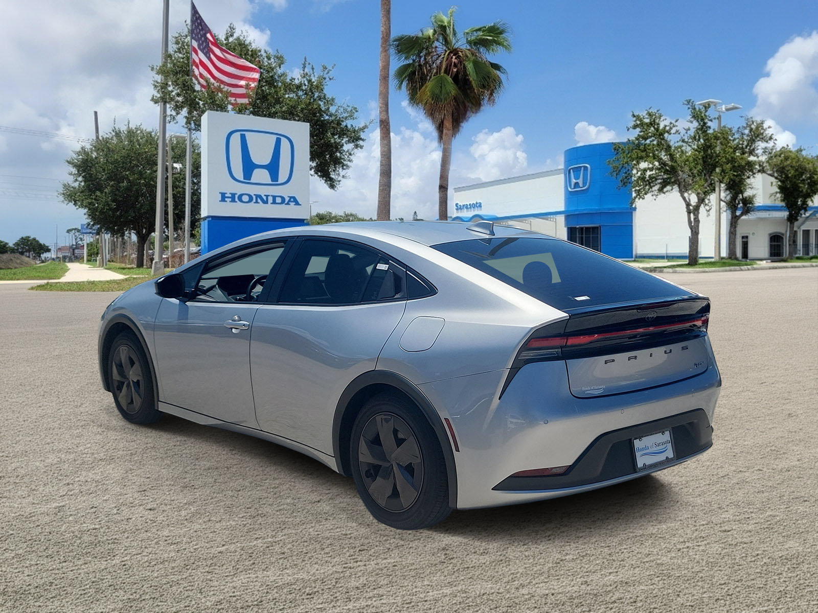 Used 2024 Toyota Prius LE FWD image 5