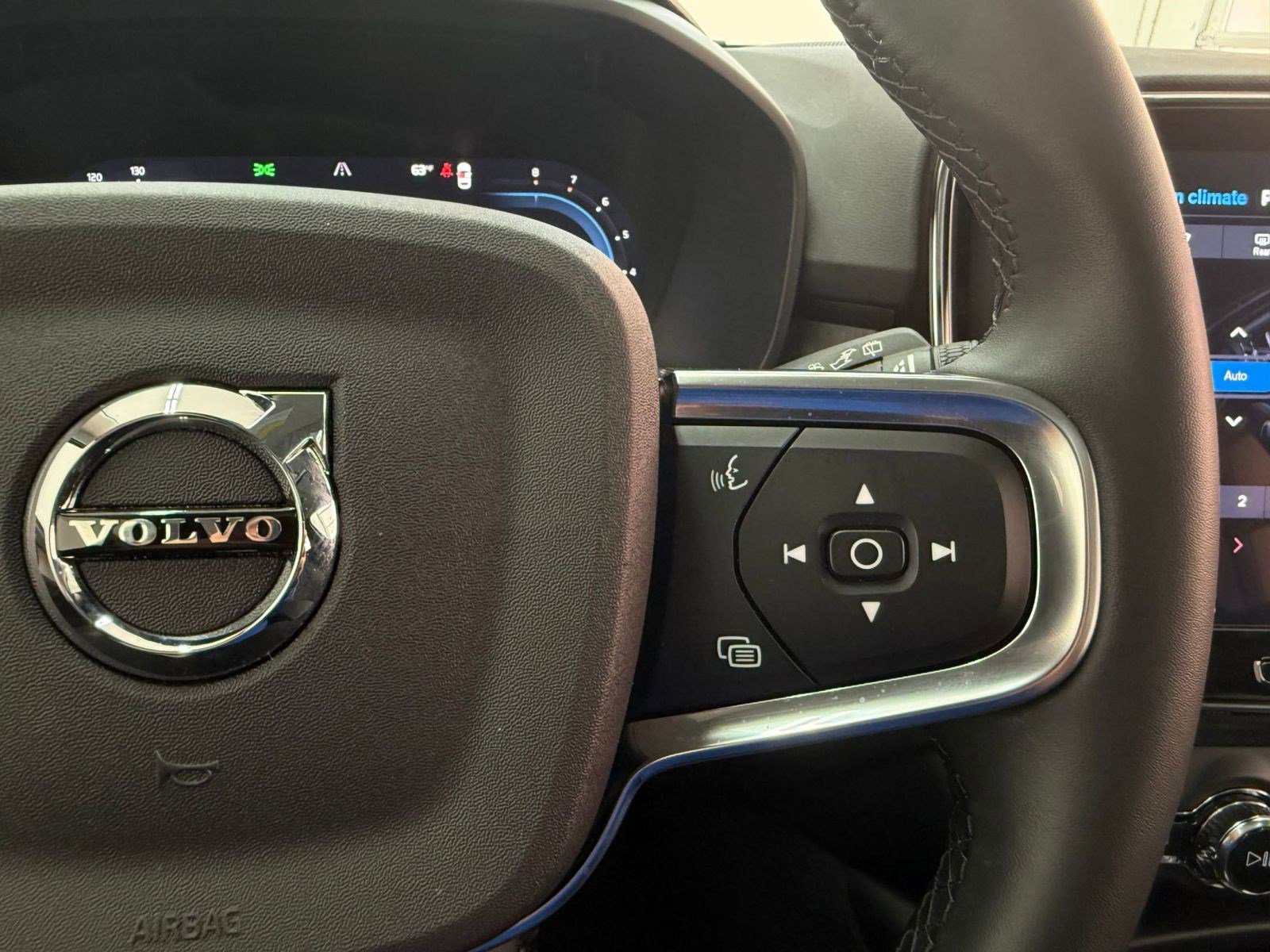 Used 2024 Volvo XC40 B5 Plus image 27