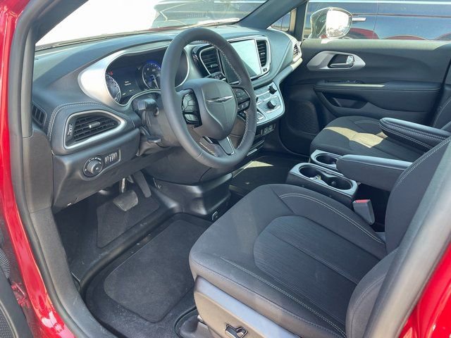 Used 2024 Chrysler Pacifica Touring image 8