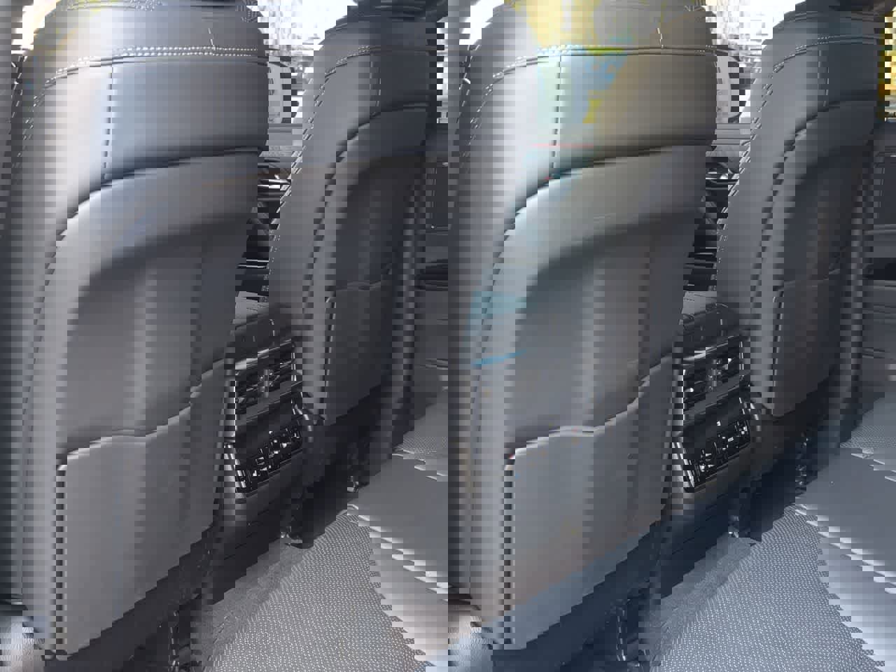 Used 2025 Lexus LX 600 4WD w/ Premium Package image 19