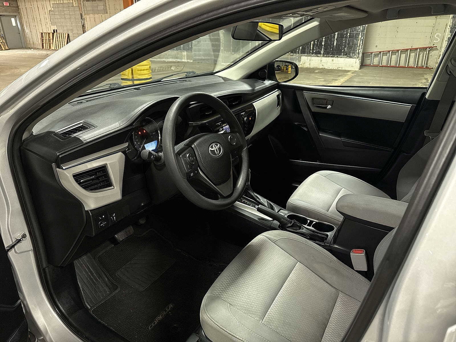 Used 2014 Toyota Corolla LE image 27