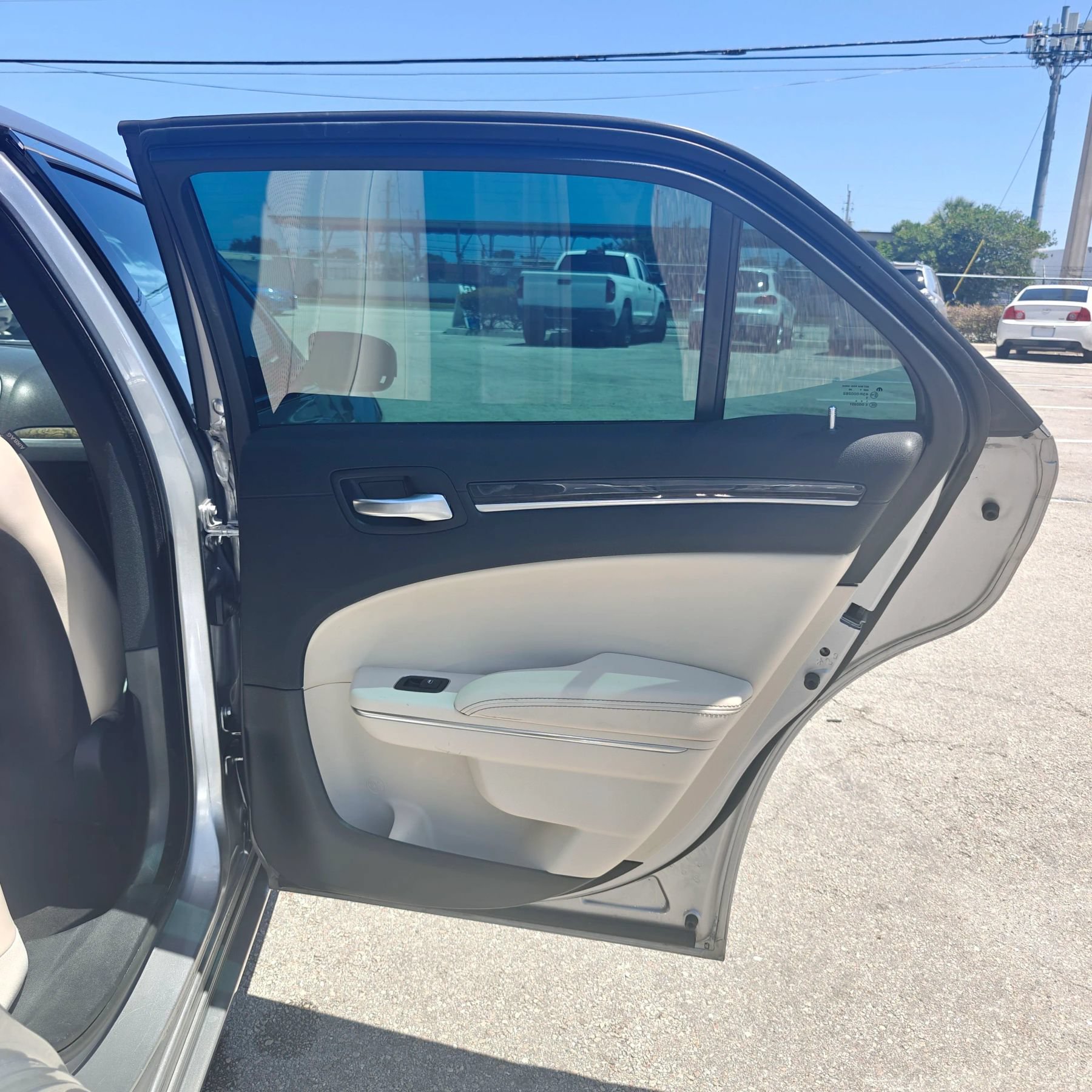 Used 2018 Chrysler 300 Limited RWD image 15