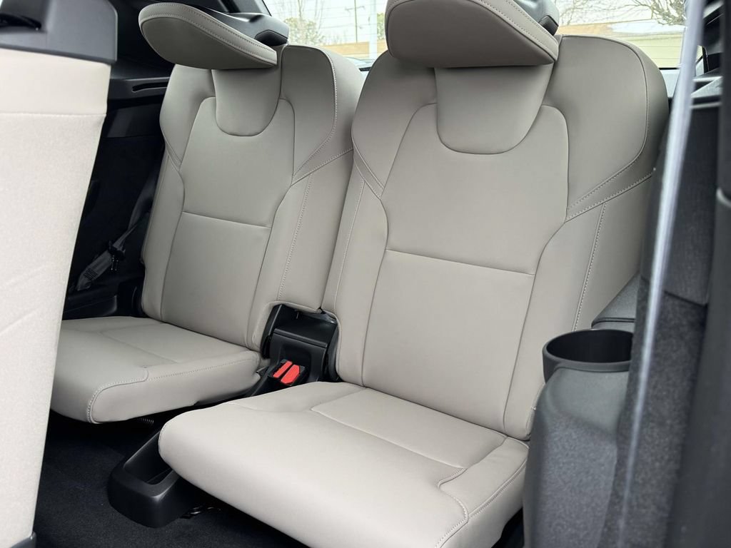 New 2026 Volvo XC90 T8 Plus w/ Protection Package Premier AWD/4WD image 15