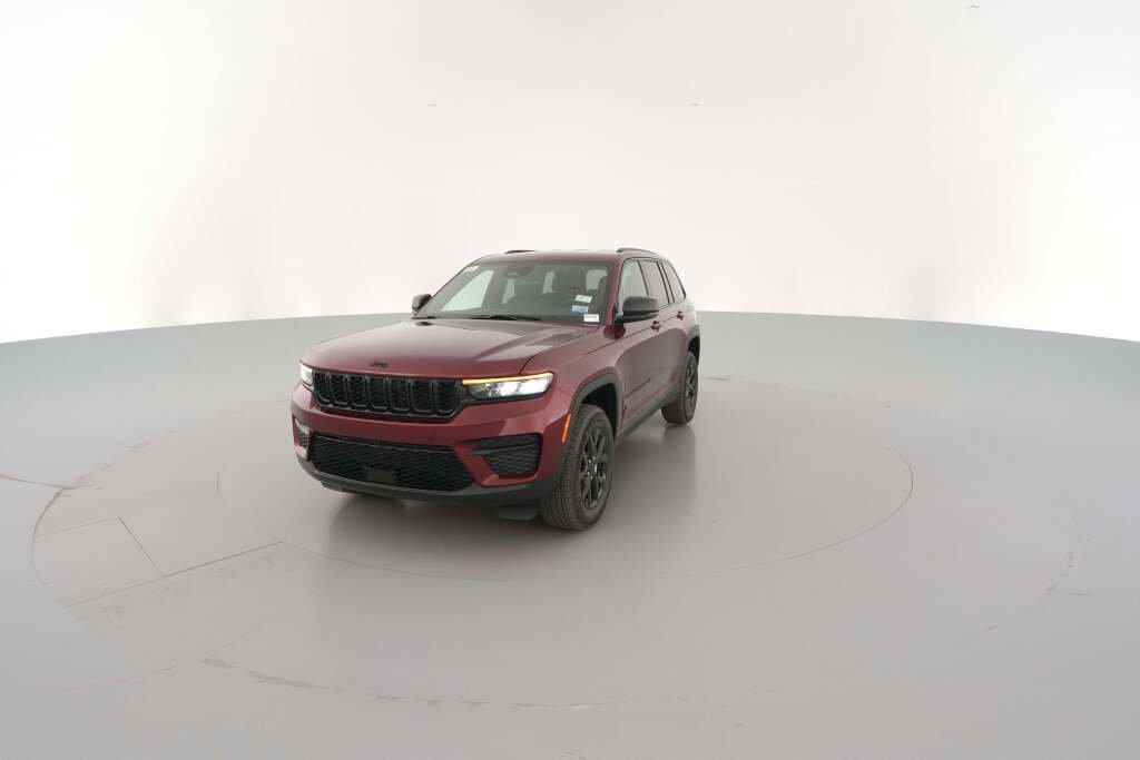 New 2025 Jeep Grand Cherokee Altitude image 3