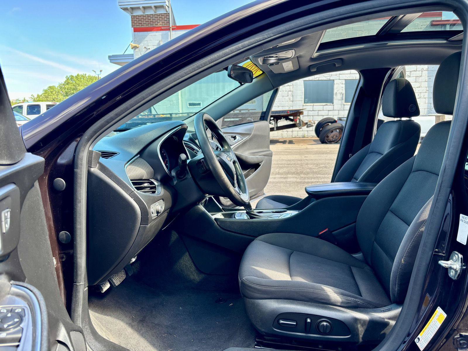 Used 2020 Chevrolet Malibu LT FWD image 2