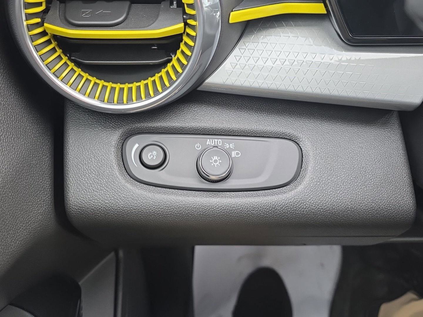 New 2025 Chevrolet Trax LT w/ Driver Confidence Package image 17