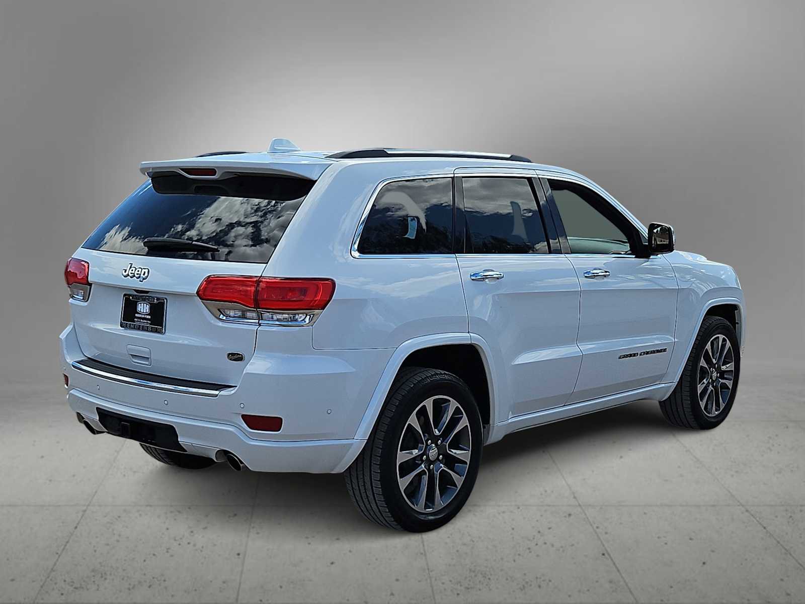 Used 2017 Jeep Grand Cherokee Overland w/ Jeep Active Safety Group RWD image 8