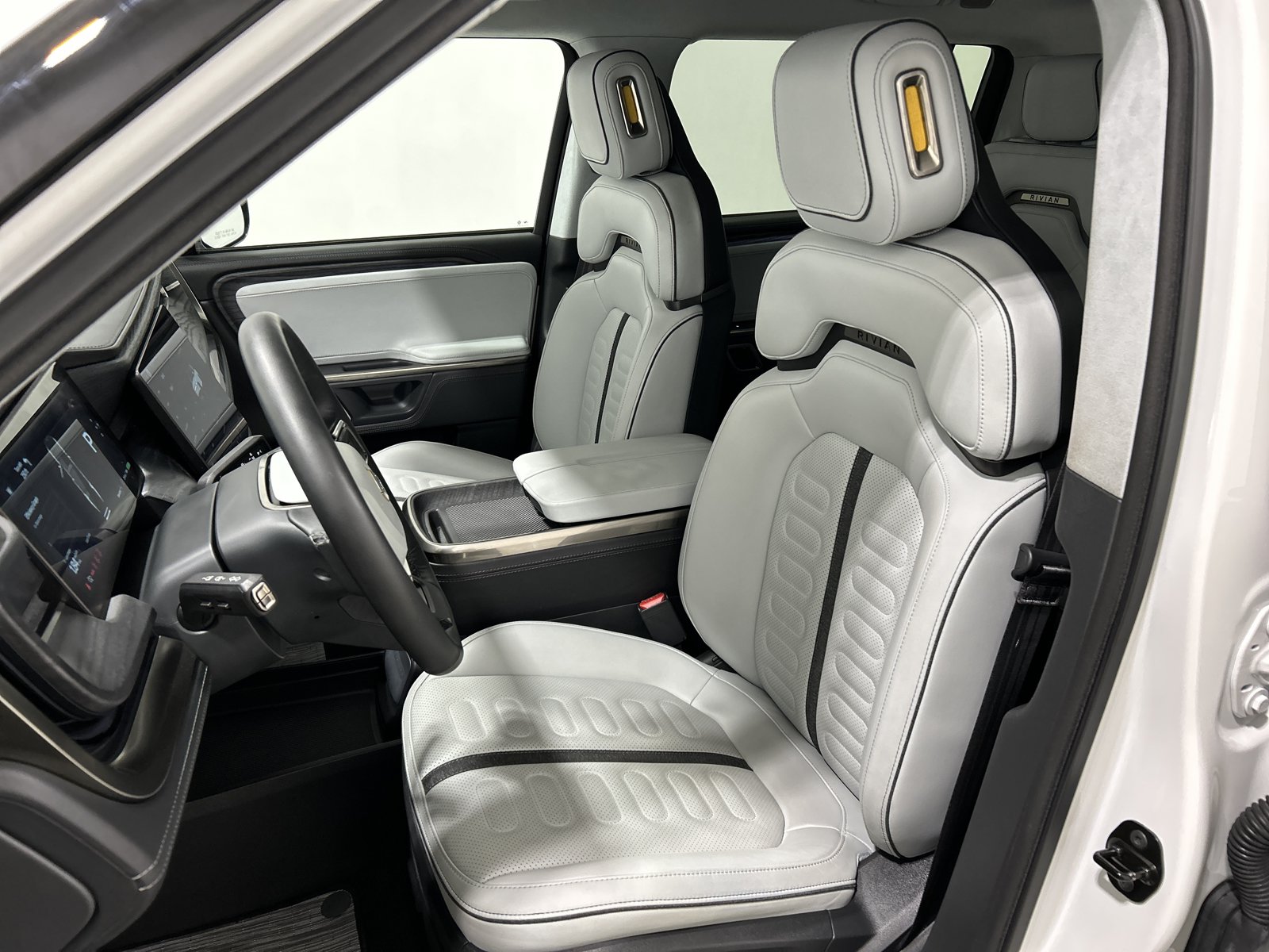 Used 2023 Rivian R1S Adventure AWD/4WD image 20
