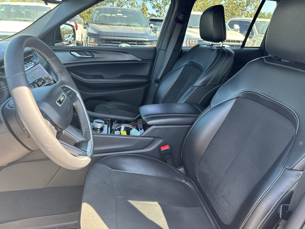 Used 2023 Jeep Grand Cherokee Altitude RWD image 12