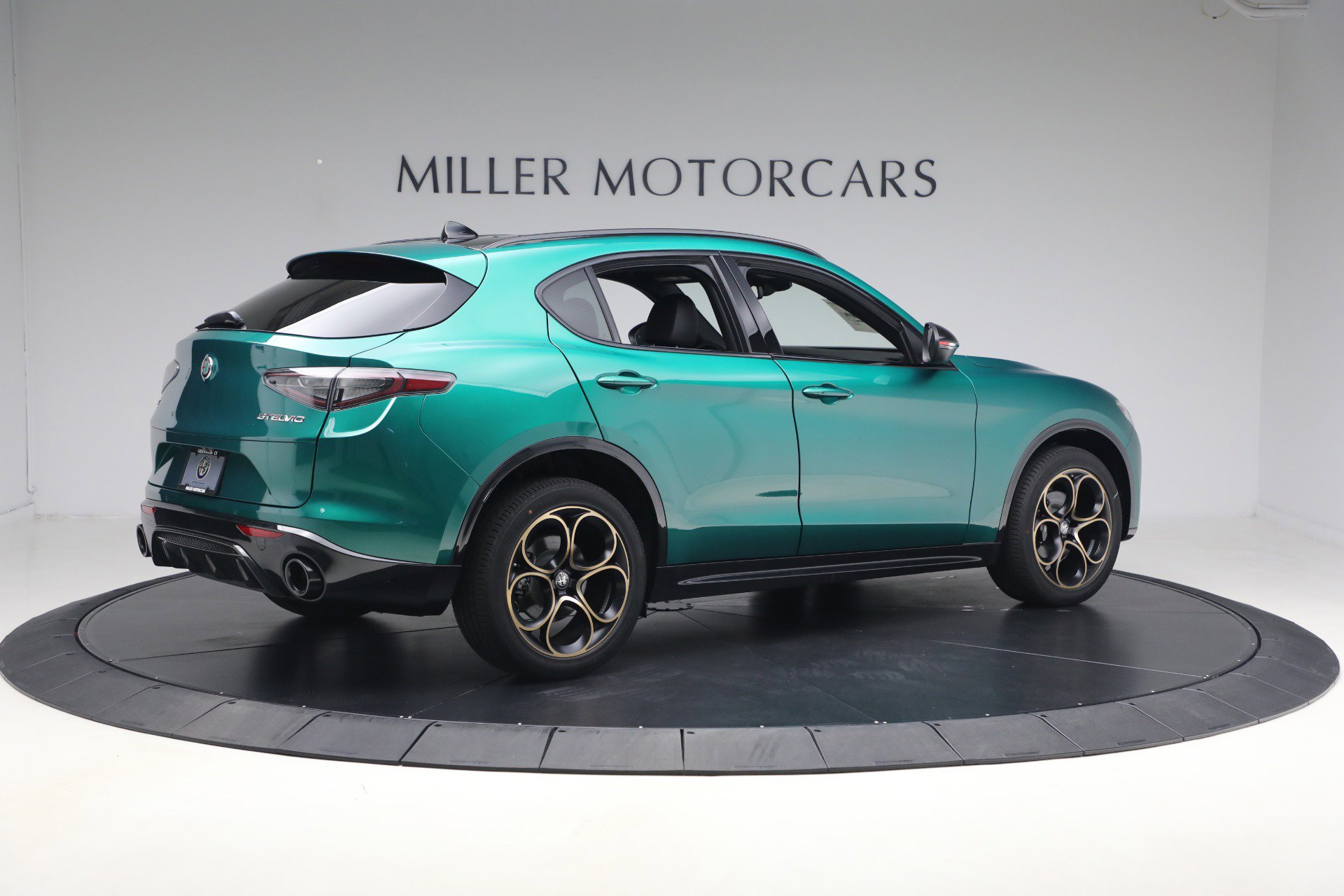 New 2025 Alfa Romeo Stelvio Sprint image 8