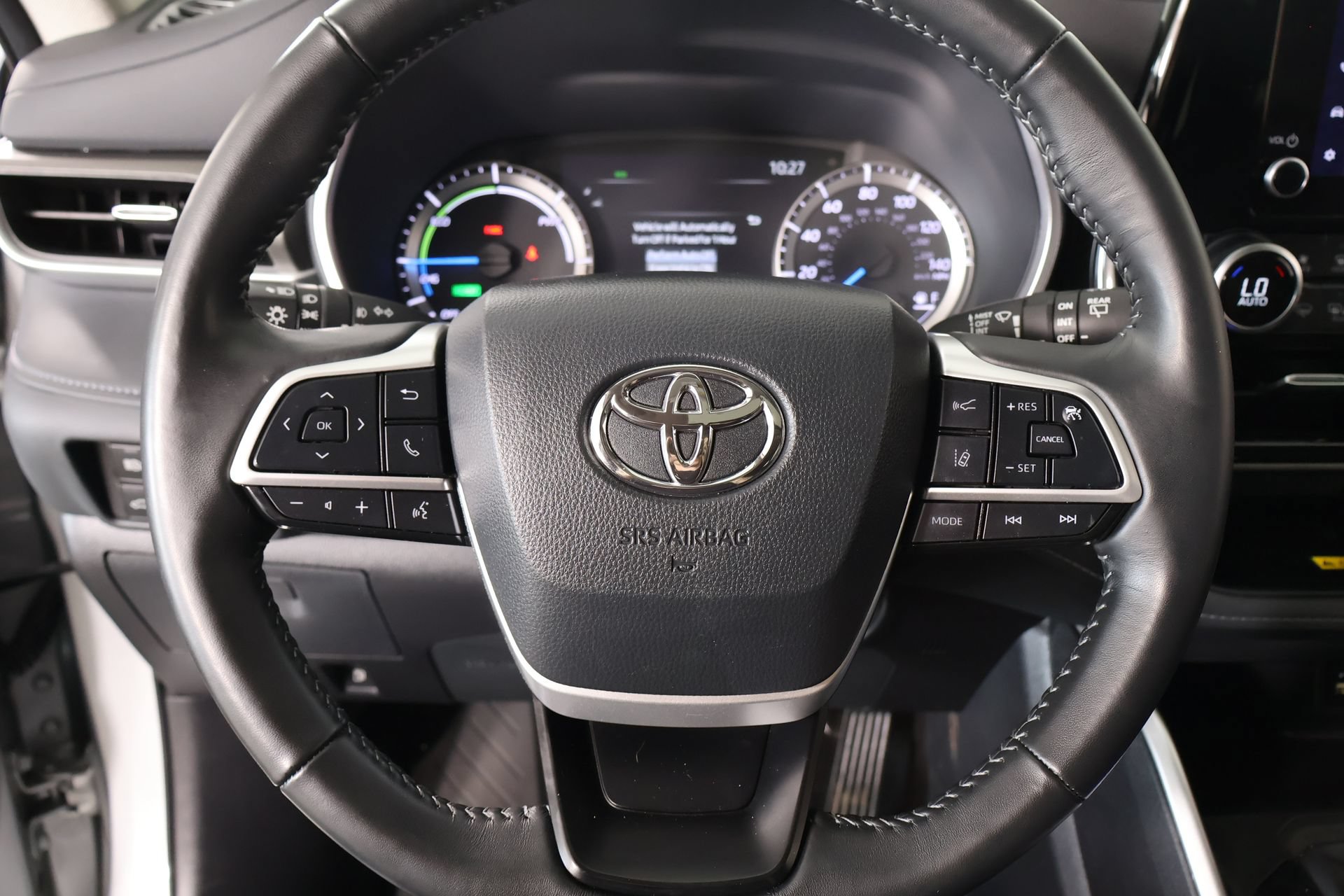 Used 2024 Toyota Highlander XLE FWD image 3