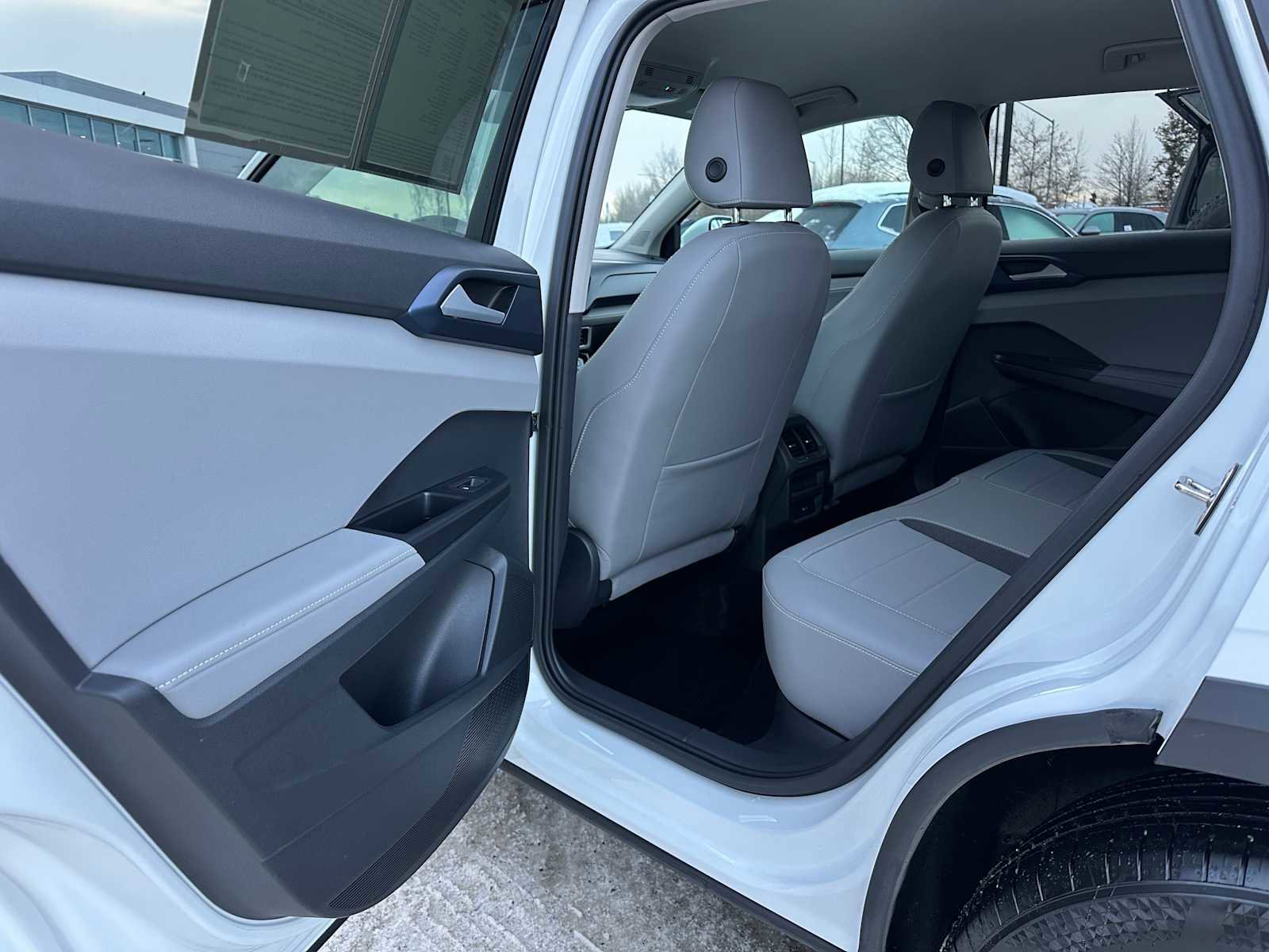 Used 2024 Volkswagen Taos SE image 15