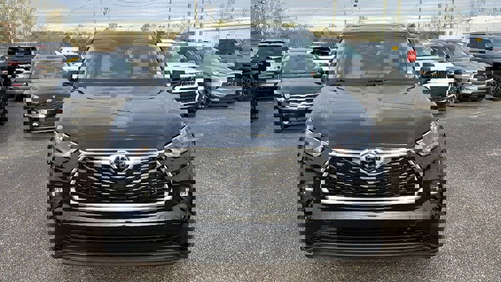 Used 2022 Toyota Highlander XLE image 2