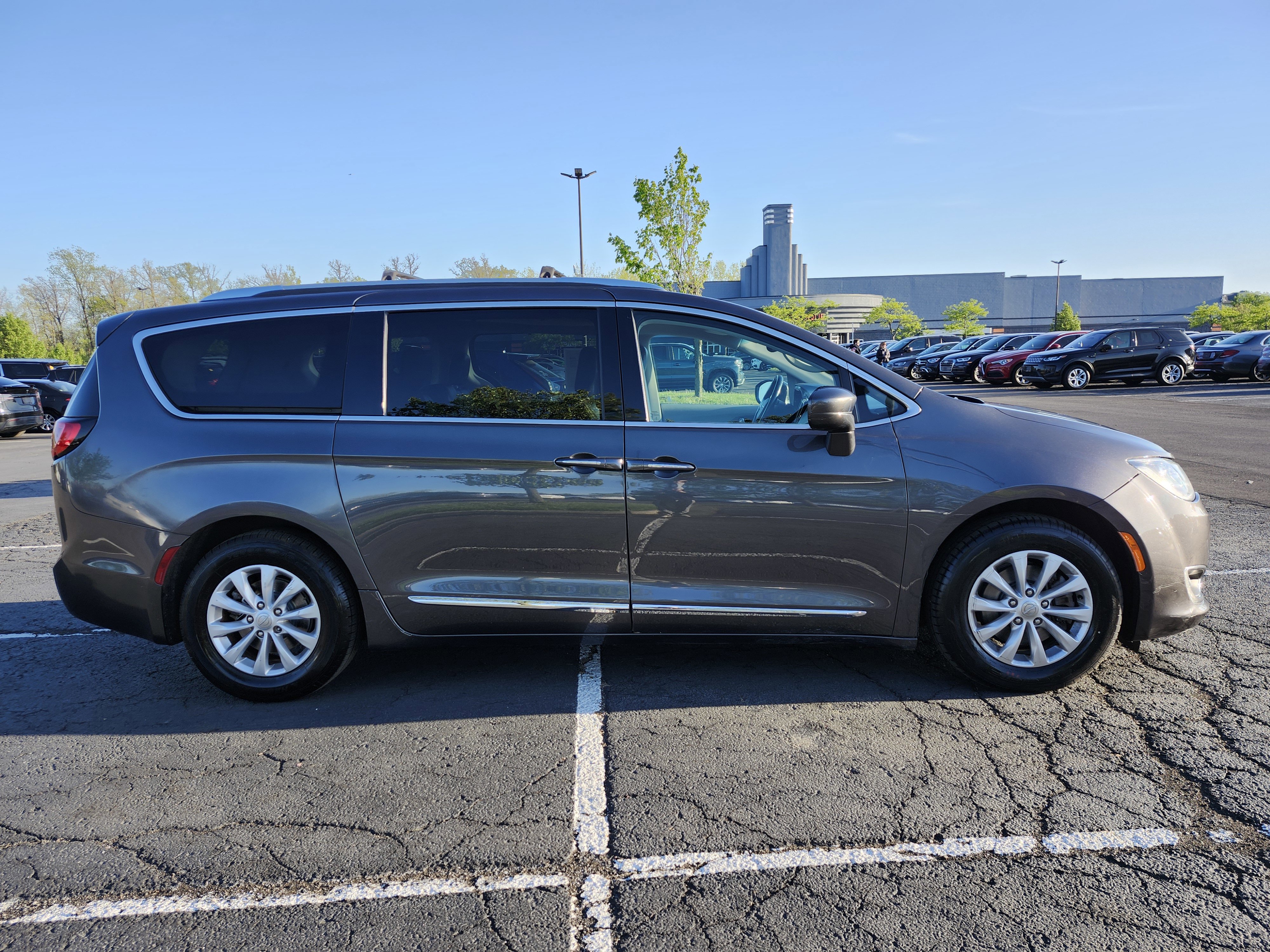 Used 2019 Chrysler Pacifica Touring-L FWD image 18
