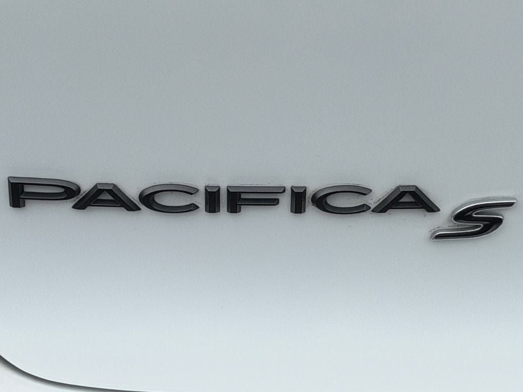 Used 2023 Chrysler Pacifica Limited w/ Uconnect Theater Family Group FWD image 35