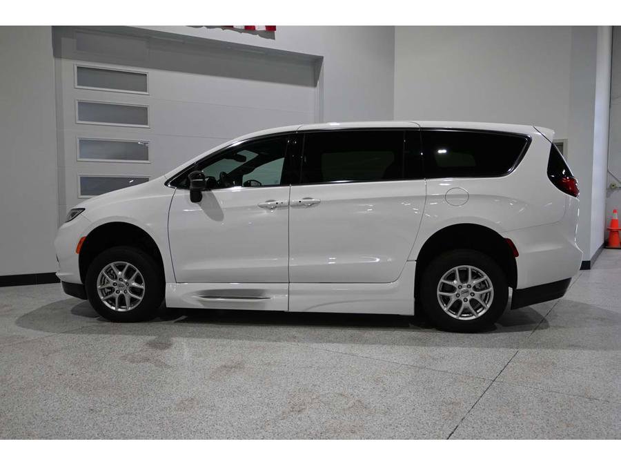 New 2024 Chrysler Pacifica Touring FWD image 9