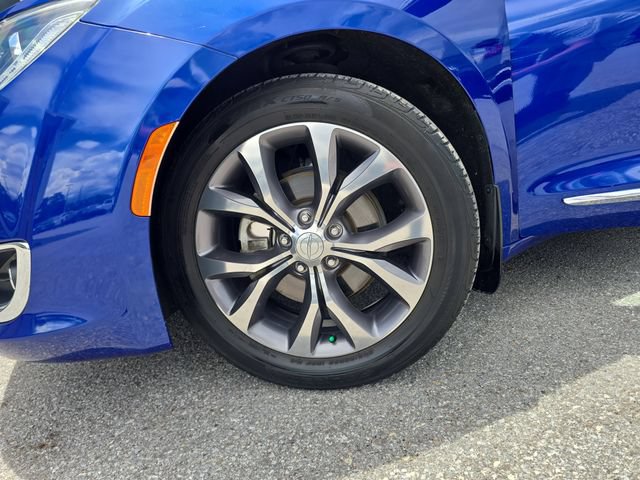 Used 2020 Chrysler Pacifica Limited w/ Tire & Wheel Group FWD image 32