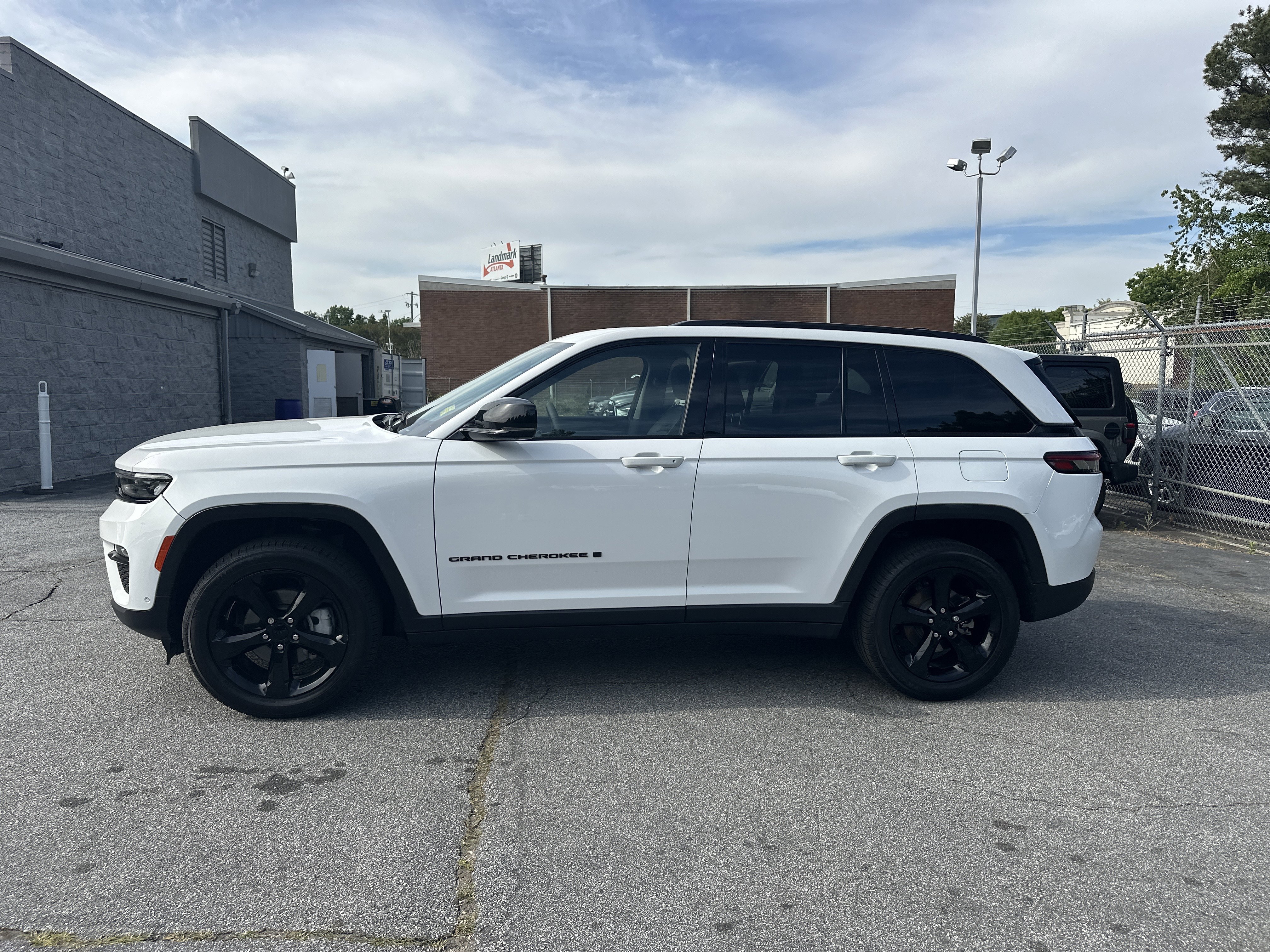 Used 2023 Jeep Grand Cherokee Limited w/ Luxury Tech Group II RWD image 6