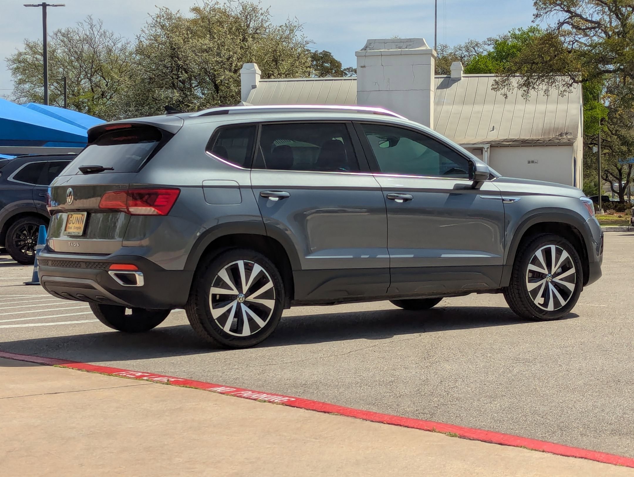 Used 2023 Volkswagen Taos SE image 3