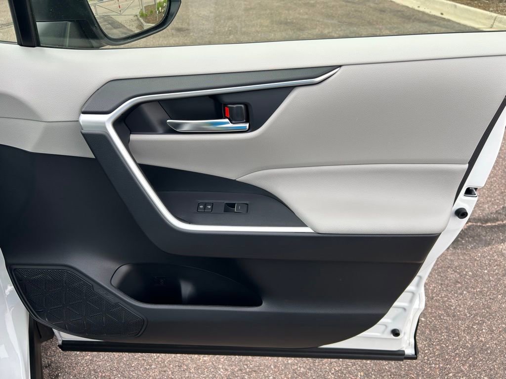 Used 2025 Toyota RAV4 XLE image 51