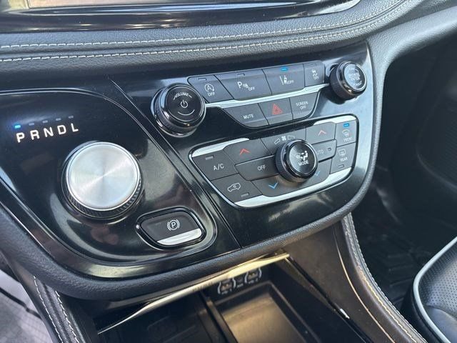 Used 2023 Chrysler Pacifica Limited w/ Uconnect Theater Family Group image 24