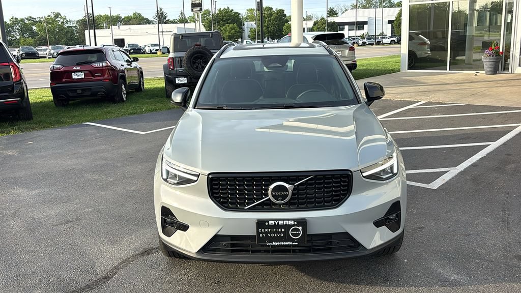Certified 2025 Volvo XC40 B5 Plus AWD/4WD image 5