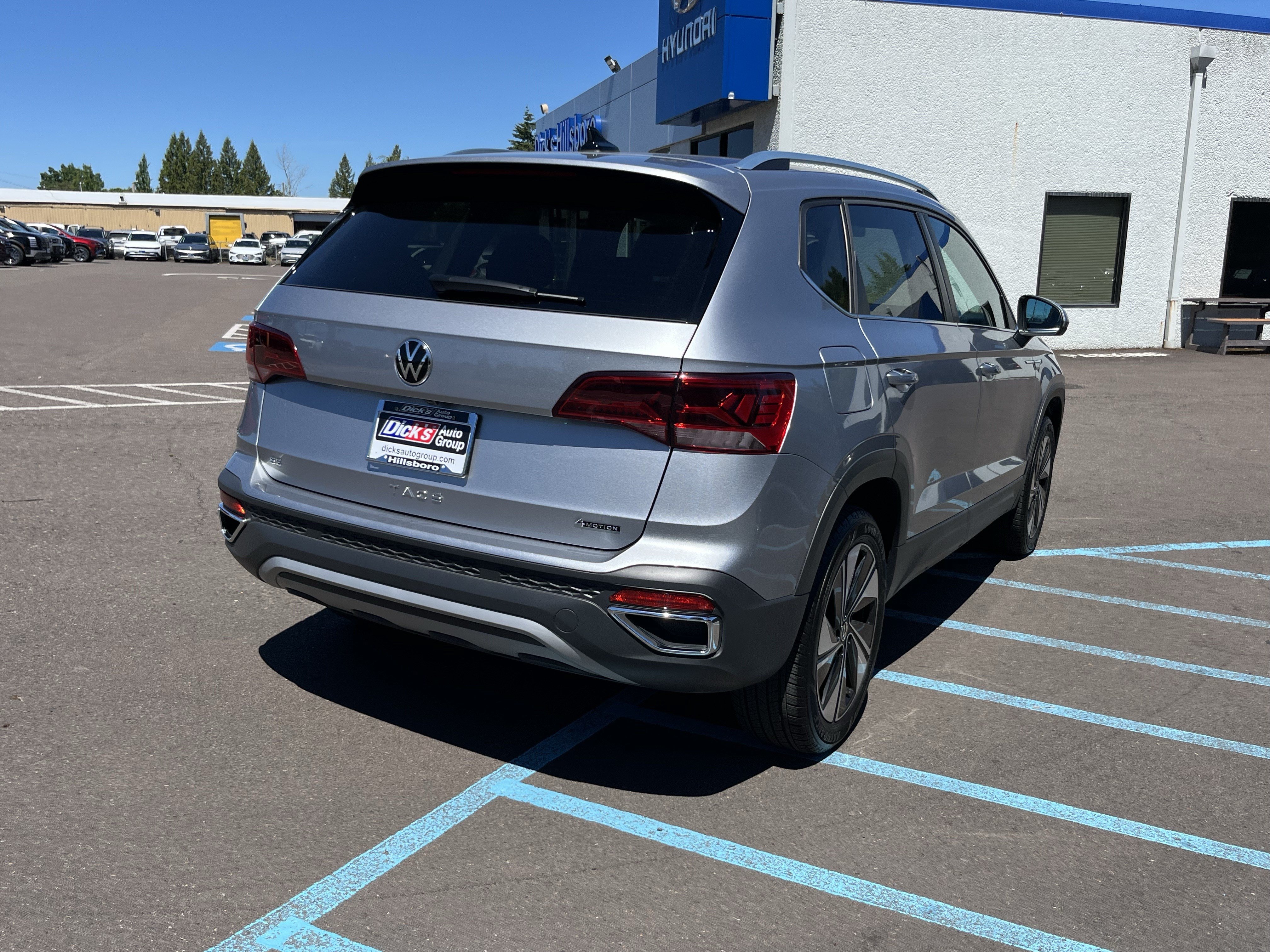 Used 2024 Volkswagen Taos SE w/ Panoramic Sunroof Package AWD/4WD image 5