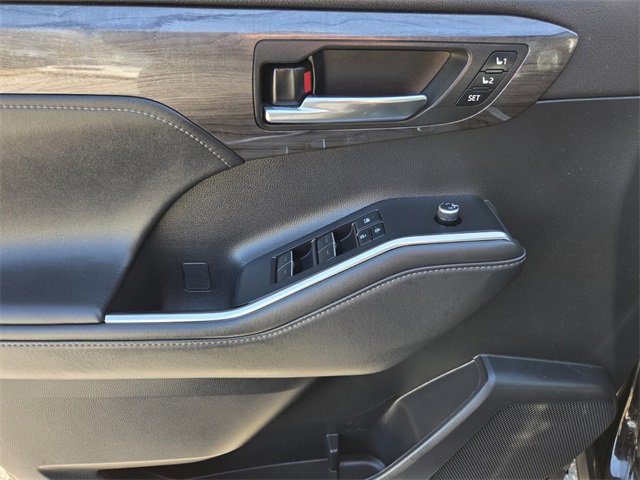 Used 2022 Toyota Highlander Limited image 24