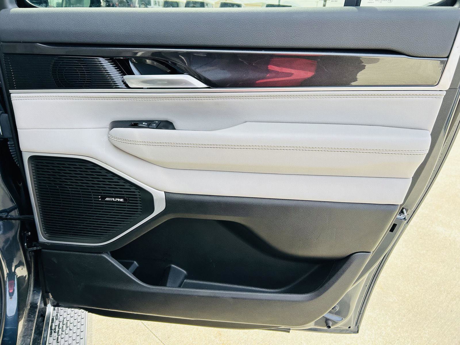 Used 2024 Jeep Wagoneer L 4WD w/ HD Trailer Tow Package image 32