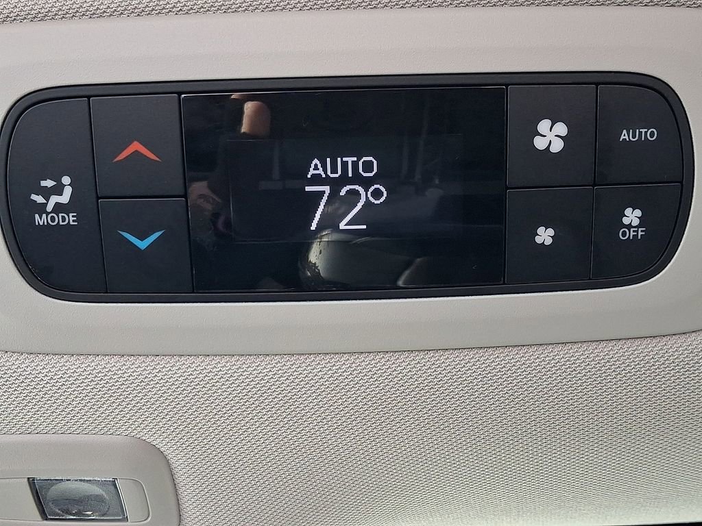 Used 2024 Chrysler Pacifica Limited image 16