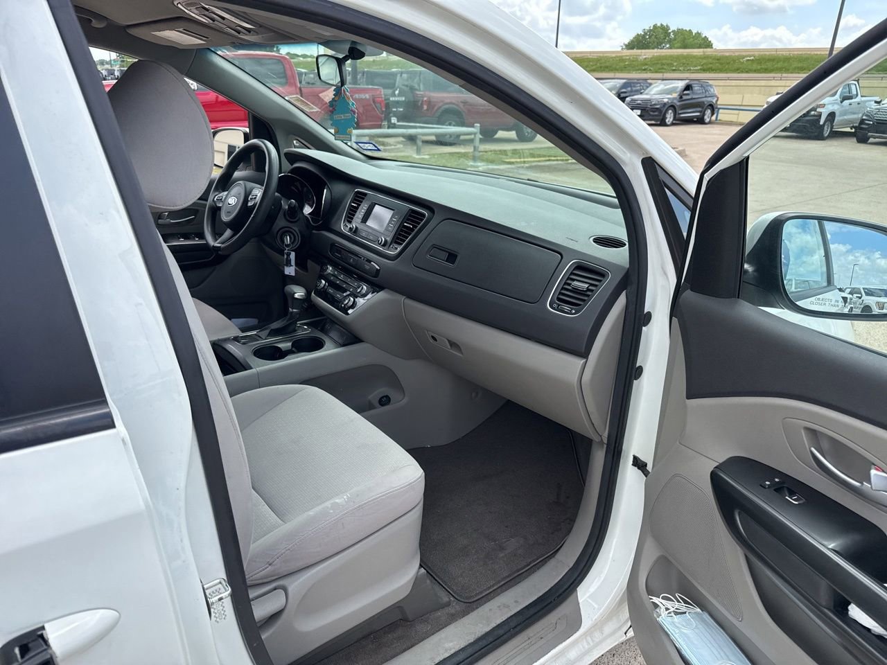 Used 2018 Kia Sedona LX image 11