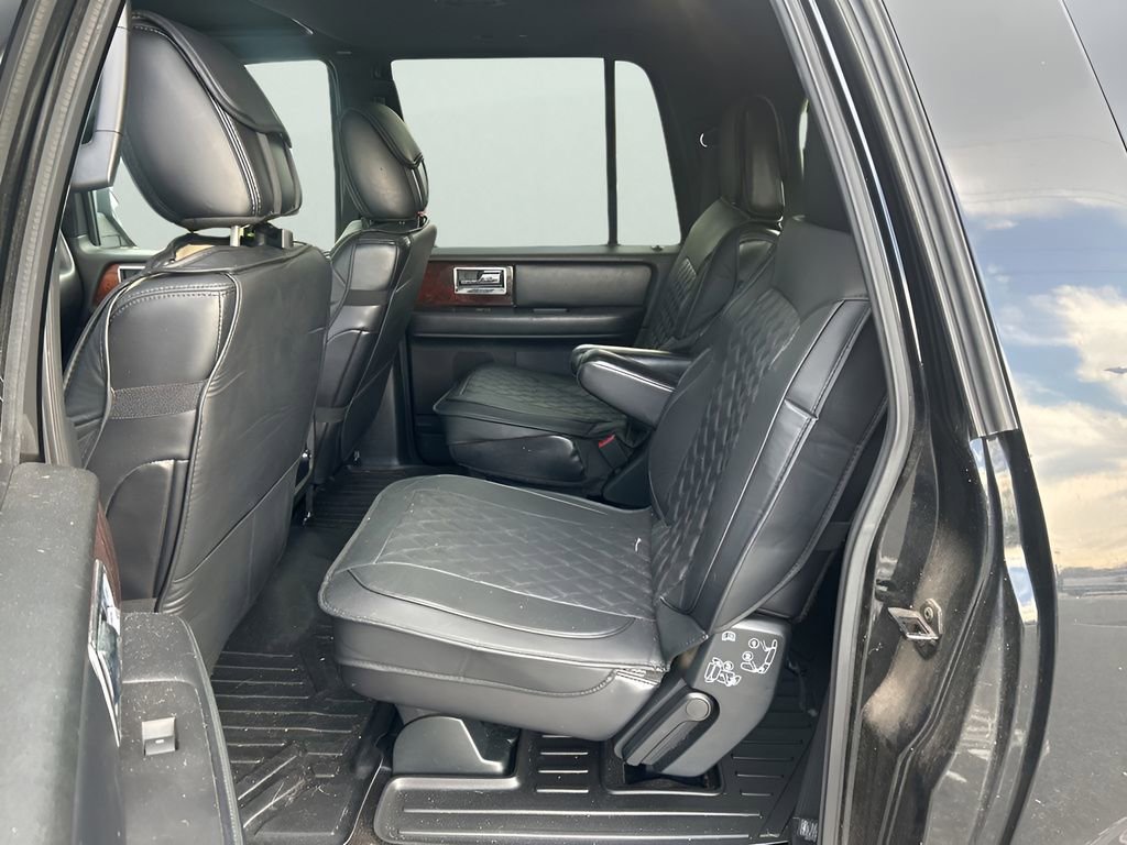 Used 2016 Lincoln Navigator L Select RWD image 12