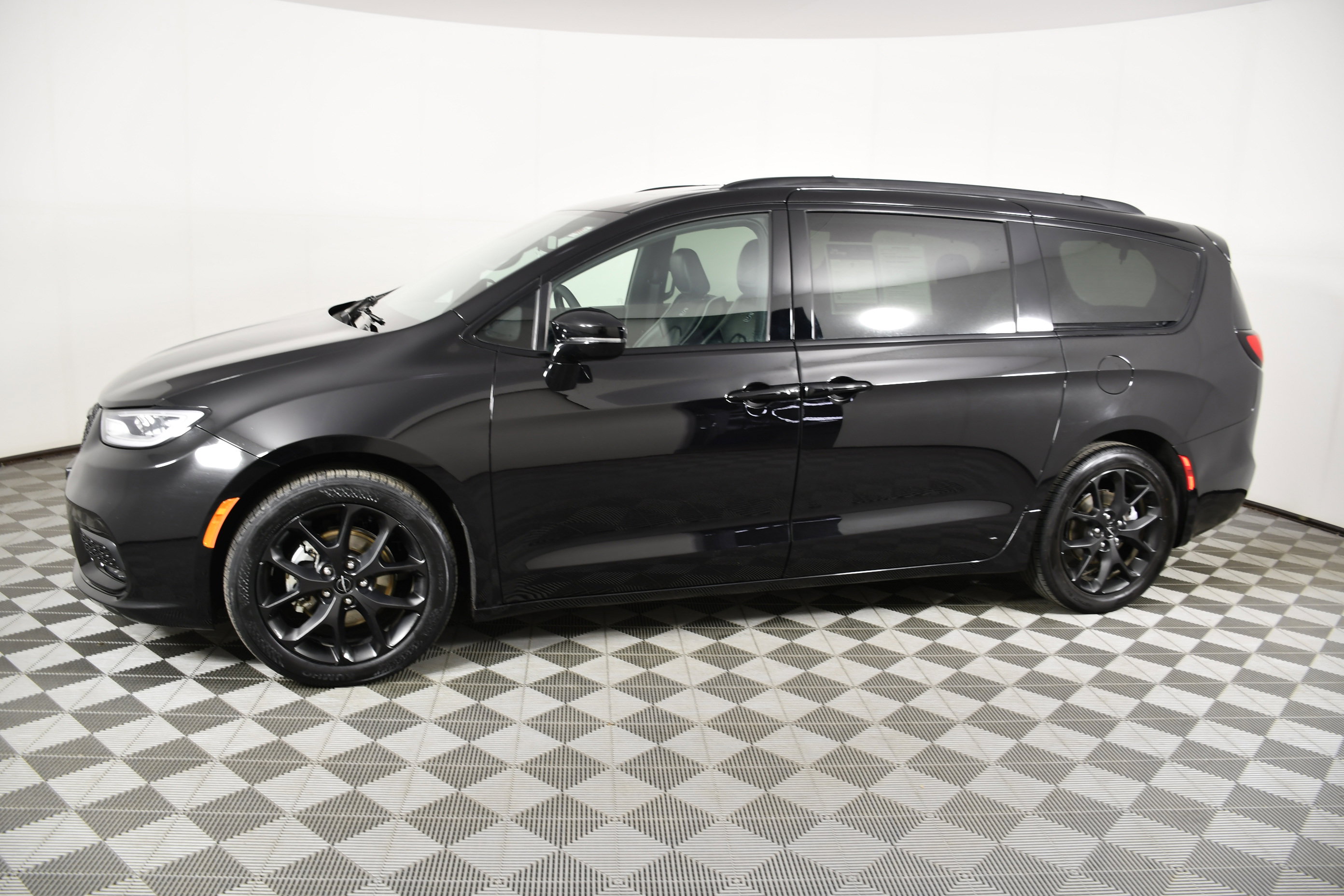 Used 2025 Chrysler Pacifica Limited image 9