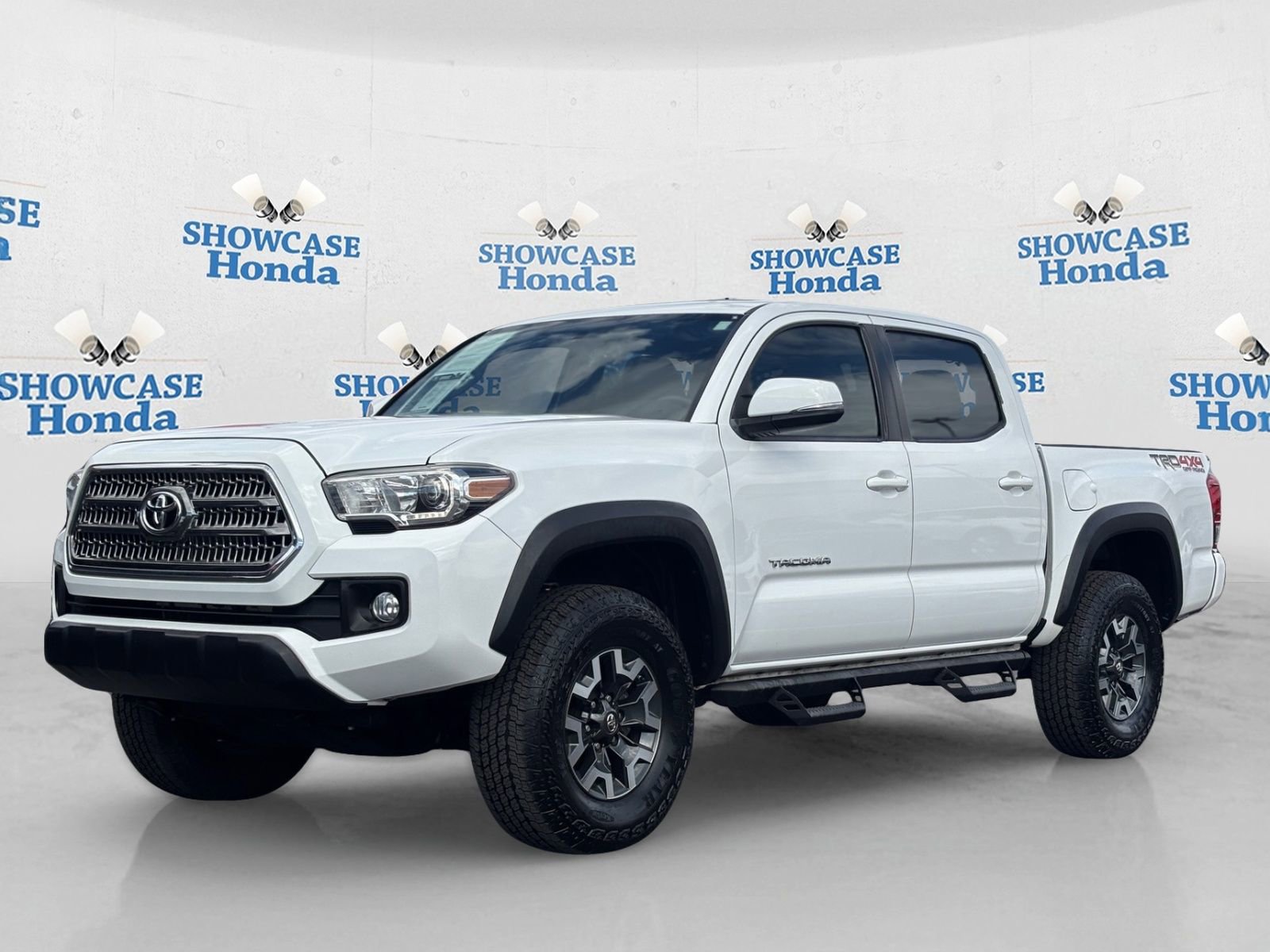 Used 2017 Toyota Tacoma TRD Off-Road image 2