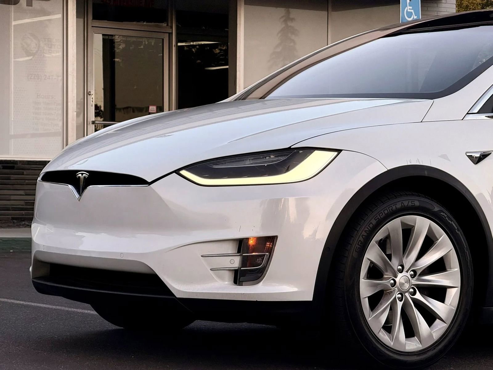 Used 2018 Tesla Model X 75D AWD/4WD image 4